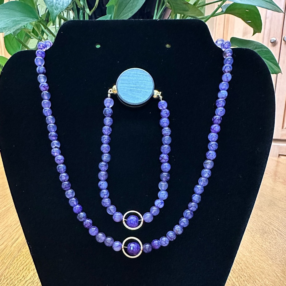 Necklace with matching bracelet with magnetic closure’s